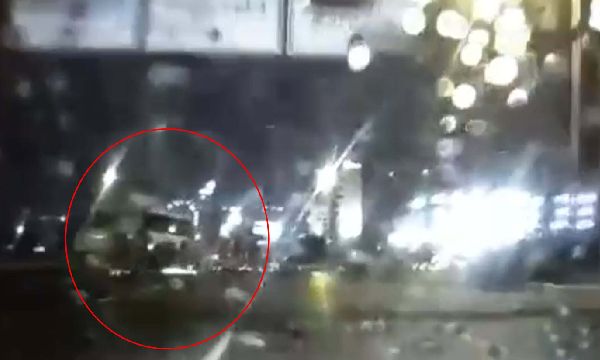 Mazot yüklü tanker taksiye çarptı!